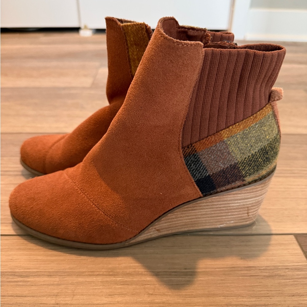 TOMS size 10 Stylish Tan Ankle Boots